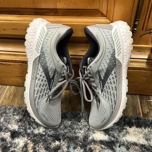 Brooks Adrenaline 21. Size 10.5 light grey and aqua running shoe.